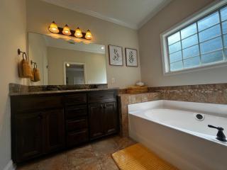 Hahira 3-Bedroom Home near Wild Adventures, Sleeps 12 - 6