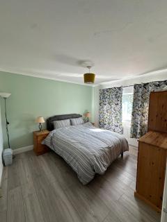 2 bedrooms self contain flat with nice garden - 0