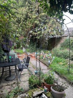 2 bedrooms self contain flat with nice garden - 2