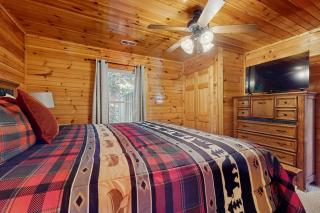 Black Bear Hideaway Cabin - 2