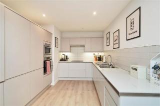 Stylish 2 Bedroom Apartment in Edinburgh - 5
