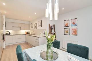 Stylish 2 Bedroom Apartment in Edinburgh - 8