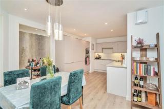 Stylish 2 Bedroom Apartment in Edinburgh - 9