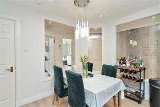 Stylish 2 Bedroom Apartment in Edinburgh - 3
