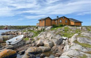 Nice Home In Sauøya With House Sea View - 0