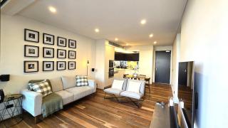 Swanky 2 bed apt with parking - easy city access - 5