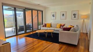 Snappy Springvale 3 Bed House - 4