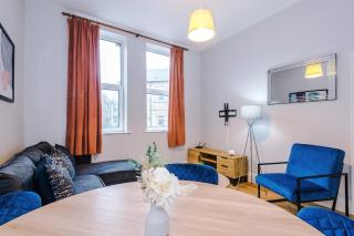 Spacious Apartment Retreat + Free WiFi - 7