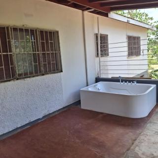 Healing 3-Bed Retreat - Sleeps 3 Hot Tub & Pool - 8