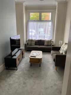 ML Short Stays - 3 Bedroom House Near BAE - 8