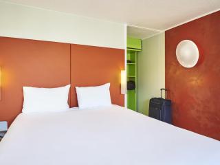 Greet Hotel Versailles - Voisins Le Bretonneux - 1