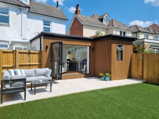 South Coast Beach Holiday Home-3 BED-GF-Sleeps 6-Free Parking-Walk to Beach-Private Garden- Families-Professional Groups-Contractors WELCOME - 6