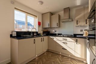 Stylish Innsworth home with garden & parking - 9