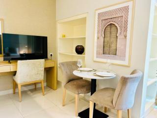 Chic Studio close to Dubai Mall with Canal Views - 2