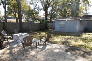 Game Night Retreat Cozy Bungalow Fire Pit - 7
