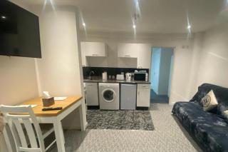 3 Bed Apartment - Sleeps 6 - Free Parking Wifi - 2