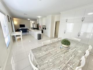 Atlantis - Modern Well Equipped Home Near the Beach - 2