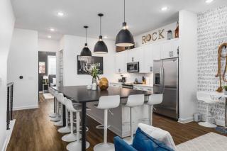 TWO Adjacent Homes Sleeps 24 Only 3 miles to Broadway - 5