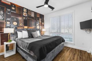 TWO Adjacent Homes Sleeps 24 Only 3 miles to Broadway - 3