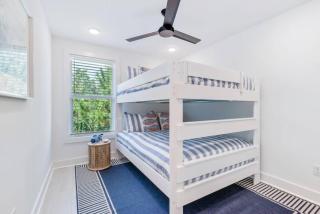 Blue Belle Villa, Sleeps 10 ,Close to Bay, Luxury Townhome - 3