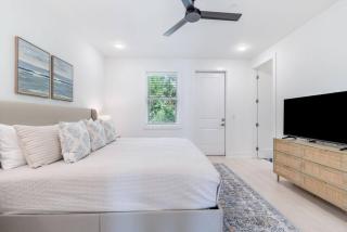 Blue Belle Villa, Sleeps 10 ,Close to Bay, Luxury Townhome - 1