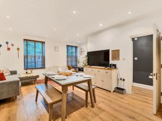 Chic Apartment - Bushy Park Views Hampton Court - Pass the Keys - 0