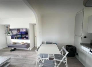 Modern 1 Bed Flat Moments from Chiswick High Road - 3