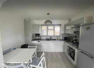 Modern 1 Bed Flat Moments from Chiswick High Road - 6