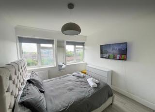 Modern 1 Bed Flat Moments from Chiswick High Road - 5