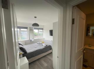 Modern 1 Bed Flat Moments from Chiswick High Road - 9