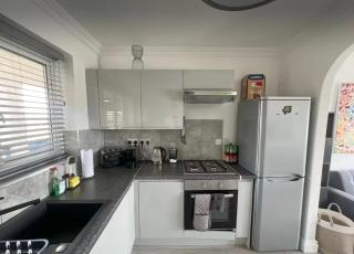 Modern 1 Bed Flat Moments from Chiswick High Road - 4