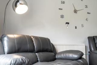Stylish 2-Bedroom House in Oldbury Sleeps 4 - 7