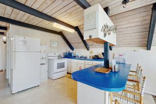 A-frame beach house steps from the ocean with deck & central AC - 4