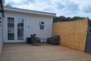 Lodge - Sleeps 2 - Pet friendly - Parking - Patio - 9