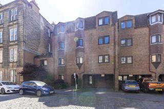 Modern 2 Bed Apartment Near City Centre with Free Parking - 8