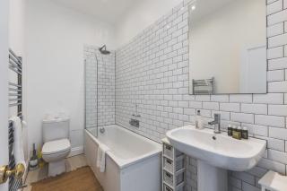 Stylish West London Stay by Shepherd’s Bush - 7