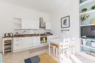 Stylish West London Stay by Shepherd’s Bush - 8