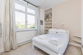 Stylish West London Stay by Shepherd’s Bush - 6