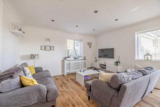 6 Bed Stay Near Windsor, Free Parking, Garden - 3