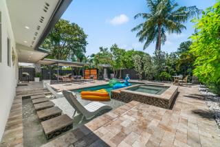 3BR Villa- Heated Pool- 5-min Drive to Beach - 6
