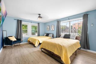 Heart of city studio with 2 queen beds - 0