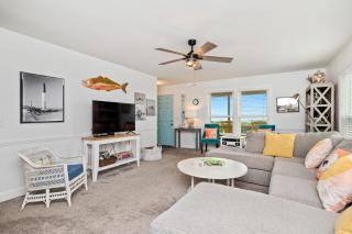 Linger Longer by Oak Island Accommodations - 1