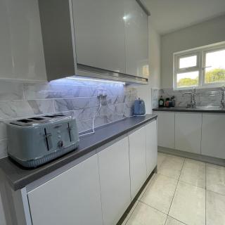 4 Bedroom Terraced House with Huge Garden - 8
