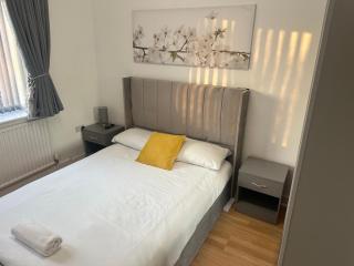 Spacious 5-BD Flat | Sleeps 10 | Parking & WiFi - 6