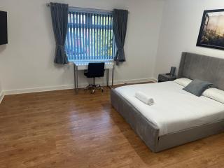 Spacious 5-BD Flat | Sleeps 10 | Parking & WiFi - 5