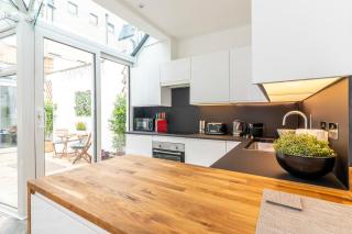 The Secret KENSINGTON Garden Mews-2 Bedroom FULL HOUSE-2 Train Lines- SPACIOUS-Kings Road- Harrods -Chelsea Stadium-PRIVATE small patio - 2