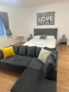 Spacious 5-BD Flat | Sleeps 10 | Parking & WiFi - 0