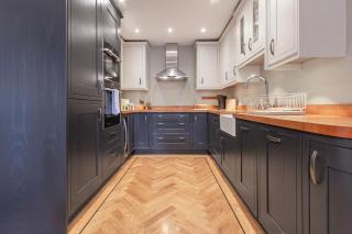 LUXURY Victorian 2 bed 2 bath Flat Free Parking Sleeps 4 to 7 Pax - London - 5