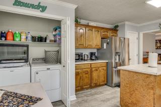 3 Mi to Marina Quiet Getaway with Deck in Lexington - 3