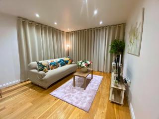 Executive North London Serviced Apartment - Business Ready - 0